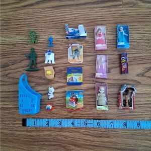 (18) Mini Brands toys